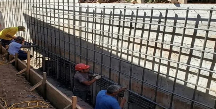 استانداردها و دستورالعملهای فنی برای میلگرد در دیوار حائل